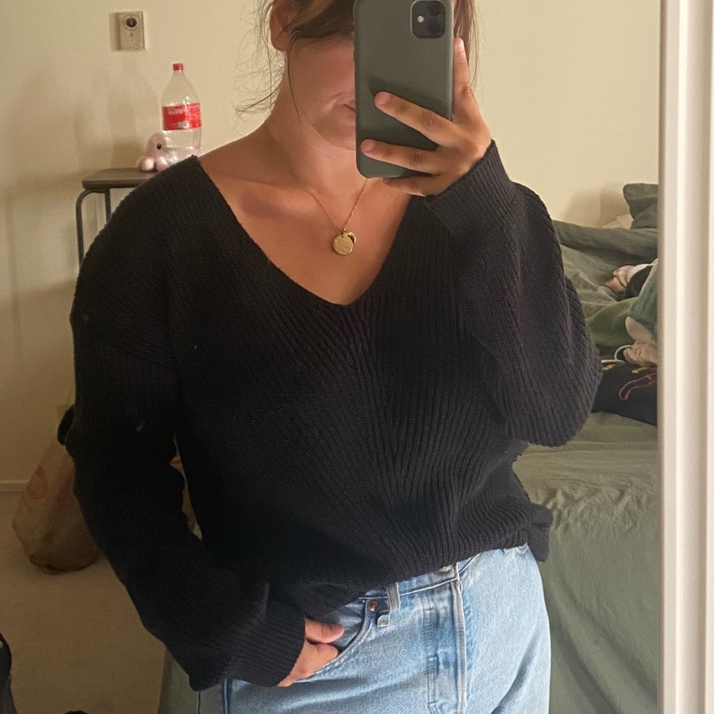 BLACK KNITTED SWEATER